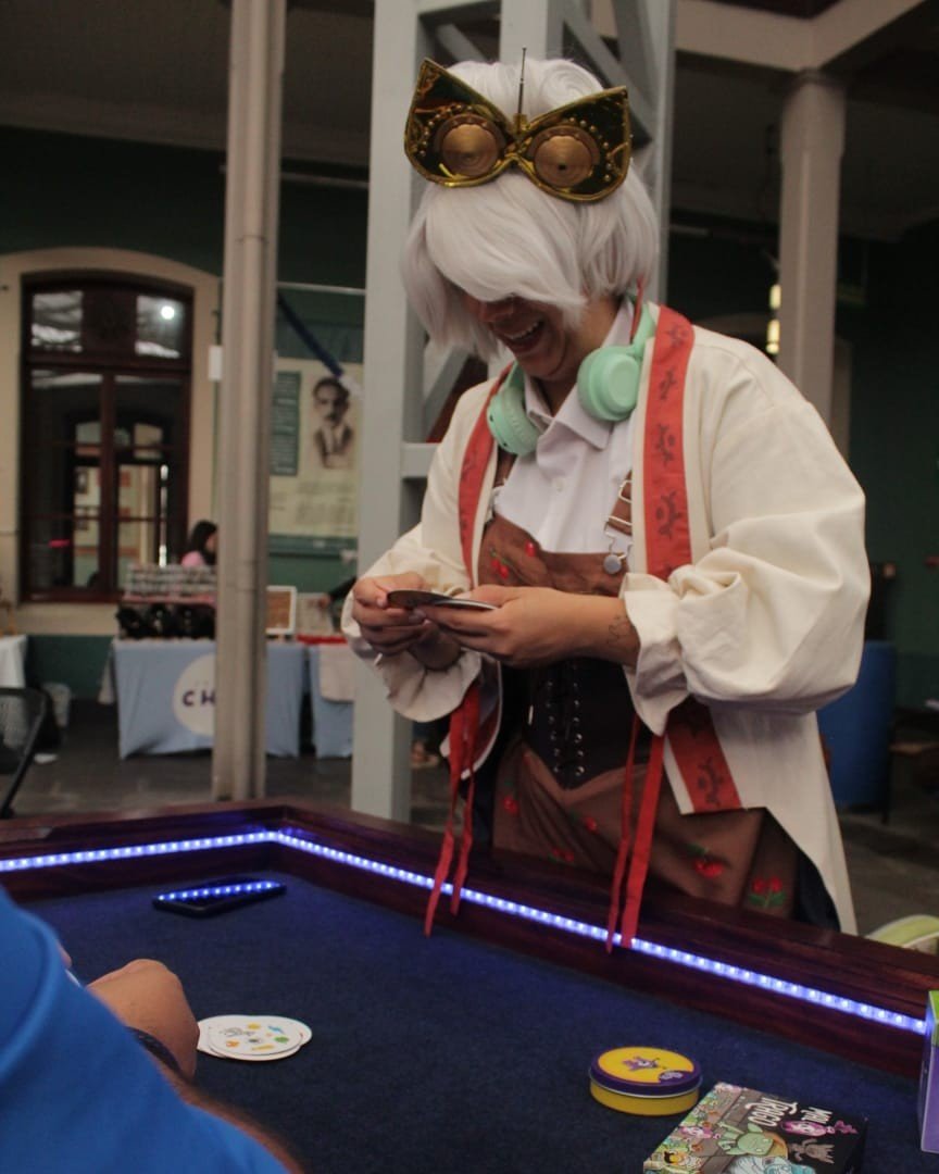 Participante compartiendo una partida en una mesa de juegos