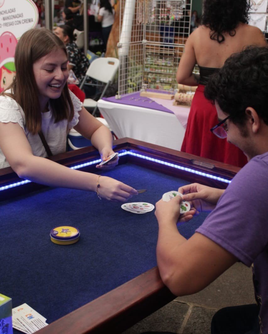 Pareja disfrutando un juego de mesa